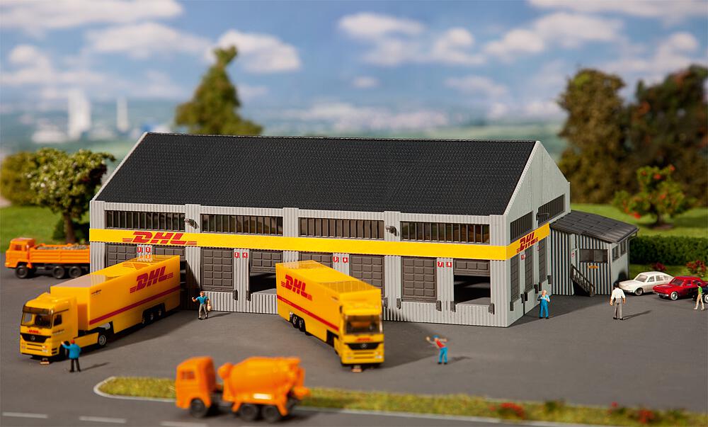 Logistik-Zentrum DHL mit Figu