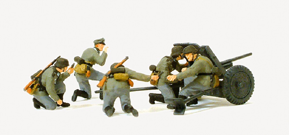 3,7 cm PAK L/45 im Gefecht mit Geschützbedienung. Deutsches