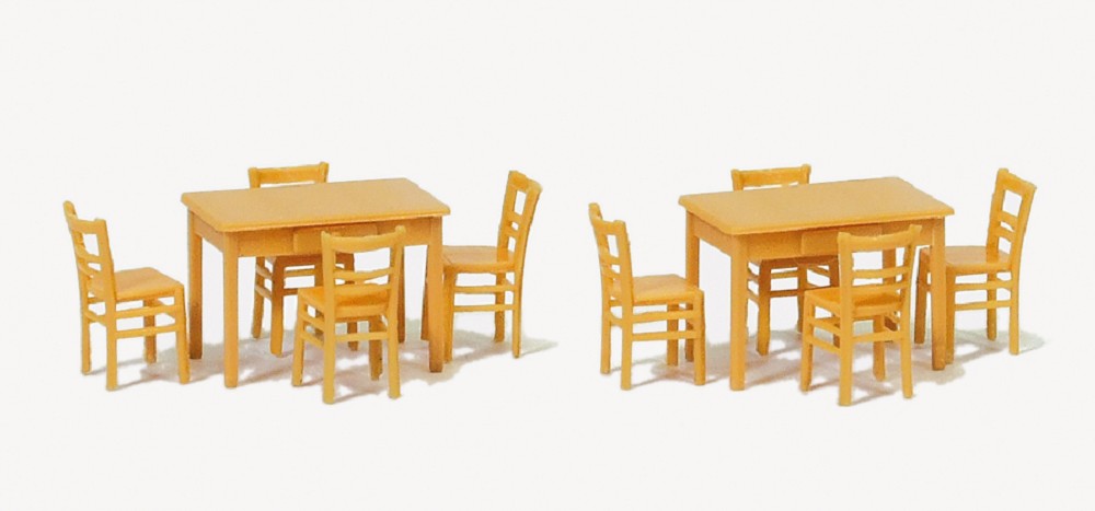 2 Tische, 8 Stühle. Materialfarbe holzfarben
