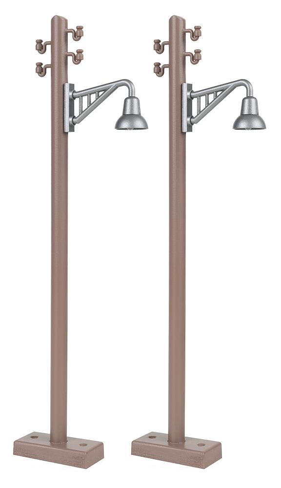 Holzmast mit Auslegerleuchte,